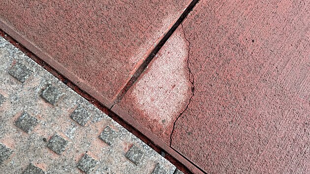 �ulov� desky na nov� vybudovan�m p�estupn�m termin�le v Klatovech se propadaj�, viklaj� a jsou mezi nimi velk� mezery. (11. �nora 2026)