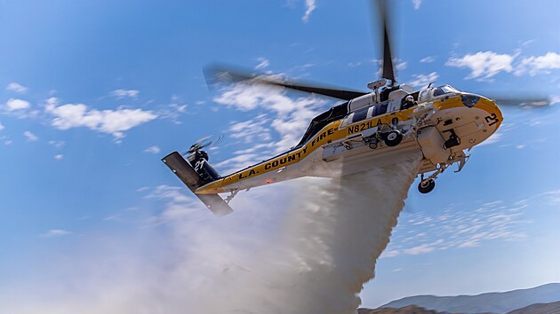 Stroj S-70M Firehawk, kter� by m�la brzy pou��vat i �esk� policie, hasi�i a z�chran��i