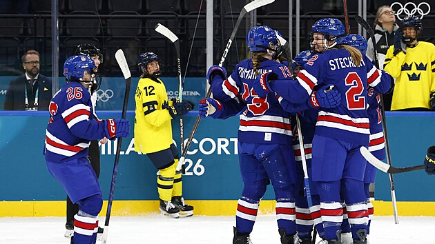 Americk� hr��ky oslavuj�c� g�l v prvn� t�etin�. (16. �nora 2026)