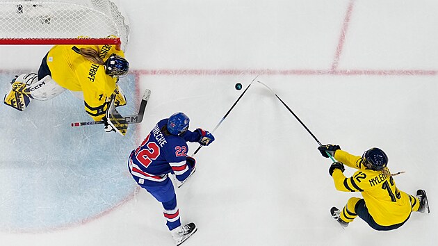 Ameri�anka Tessa Janeckeov� (22) z�pas� se �v�dkou Majou Nylenovou Perssonovou...