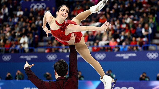 Deanna Stellatová-Dudeková a Maxime Deschamps z Kanady vystupují b�hem volné...