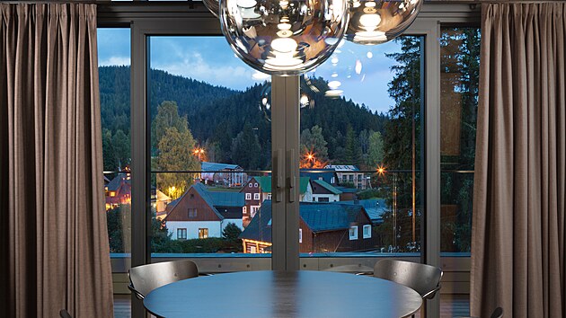 V sam�m srdci Krkono� vznikl d�m zvan� Corso Harrachov, ve kter�m architekti Krist�na B�lohradsk� a Kry�tof Bla�ek ze studia Minio navrhli pro �esko-italskou t���lennou rodinu s mal�m synem interi�r podkrovn�ho apartm�nu s velkou terasou a ��asn�m v�hledem. 