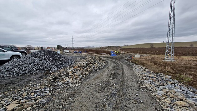 Stavba dal�� ��sti ji�n�ho obchvatu Opavy je v pln�m proudu bez ohledu na po�as�. Listopadov� term�n otev�en� silnice plat�.