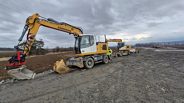 Stavba dal�� ��sti ji�n�ho obchvatu Opavy je v pln�m proudu bez ohledu na po�as�. Listopadov� term�n otev�en� silnice plat�. (11. �nora 2026)