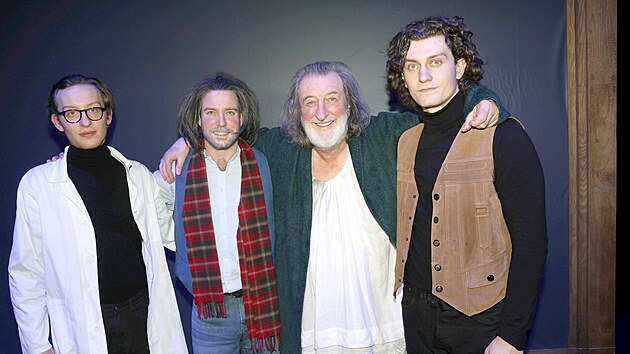 Bolek Pol�vka a jeho synov� Franti�ek, Vladim�r a Jan na pra�sk� premi��e hry And�l v lihu (13. �nora 2026)