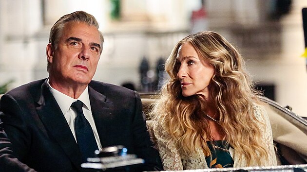 Chris Noth a Sarah Jessica Parkerová v seriálu A jak to bylo dál... (2021)