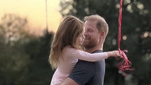 Princezna Lilibet a princ Harry na snímku k Valentýnu (14. února 2026)