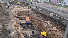 Archeologov�© v JiÄ��­nÄ� objevili středovÄ�ký vodn�­ náhon a kamenný most