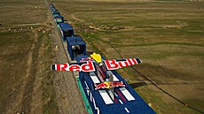 Italský pilot Dario Costa uskute�nil první p�istání a vzlet z jedoucího...