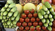 Okurky a raj�ata v obchod� v Moskv� (3. �ervna 2011)