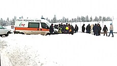 Záchraná�i v blízkosti sedla Petrochan v Bulharsku, kde byli nalezeni mrtví...