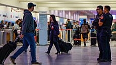 Americký Federální ú�ad pro letectví (FAA) do�asn� omezil provoz leti�t� El...