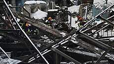 Pracovníci odklízejí trosky v t�ce po�kozené elektrárn� ukrajinské spole�nosti...