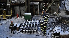 Pracovníci odklízejí trosky v t�ce po�kozené elektrárn� ukrajinské spole�nosti...
