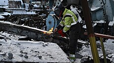 Pracovníci odklízejí trosky v t�ce po�kozené elektrárn� ukrajinské spole�nosti...