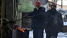 Pracovníci odklízejí trosky v t�ce po�kozené elektrárn� ukrajinské spole�nosti...