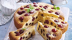 Kolá� s kousky �okolády a hrozny