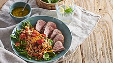 Vep�ov� panenka s fazolov�m sal�tem