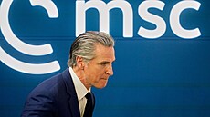 Kalifornský guvernér Gavin Newsom na Mnichovské bezpe�nostní konferenci. (13....