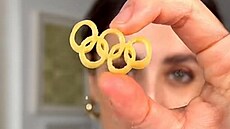 T�stoviny ve tvaru olympijského loga byly vyrobené v Itálii speciáln� pro ZOH...