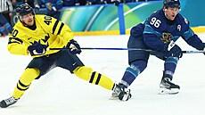 Finský úto�ník Mikko Rantanen b�hem zápasu se �védskem na ZOH Milán-Cortina...