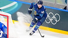 Finský úto�ník Mikko Rantanen b�hem zápasu se �védskem na ZOH Milán-Cortina...