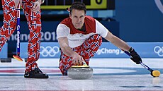 Norský curlingá� Thomas Ulsrud hrál v r�zn� vzorovaných kalhotách na t�ech...