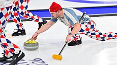 Norský mu�ský curlingový vzdal svým oble�ením p�i zápase se �védskem na ZOH...