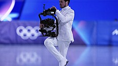 Jordan Cowan na ZOH Milán-Cortina 2026. Stal se prvním kameramanem v historii...