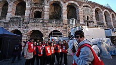 Ve Veron� probíhají p�ípravy na záv�re�ný ceremoniál zimních olympijských her...