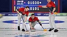 Ben Richardson (uprost�ed) reprezentuje USA v curlingu na ZOH Milán-Cortina...
