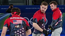 Ben Richardson (uprost�ed) reprezentuje USA v curlingu na ZOH Milán-Cortina...