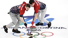 Ben Richardson (vlevo) reprezentuje USA v curlingu na ZOH Milán-Cortina 2026.