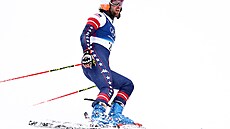 Ryder Sarchett b�hem ob�ího slalomu mu�� na ZOH Milán-Cortina 2026 14. února...