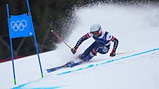 Ryder Sarchett b�hem ob�ího slalomu mu�� na ZOH Milán-Cortina 2026 14. února...