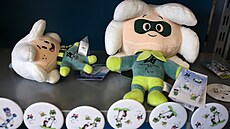 Suvenýry s logem ZOH Milán-Cortina 2026