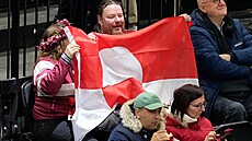 Vlajka Grónska b�hem hokejového zápasu Dánsko-USA na ZOH Milán-Cortina 2026.