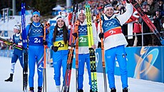 Italská biatlonistka Dorothea Wiererová se svými kolegy ze �tafety slaví...