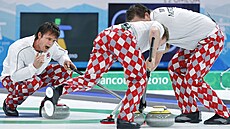 Thomas Ulsrud (vlevo) se spoluhrá�i b�hem finálového zápasu olympijského...