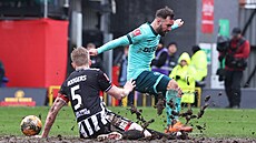 Duel 4. kola anglického FA Cupu mezi Grimsby a Wolverhamptonem se prom�nil v...