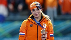 Rychlobrusla�ka Jutta Leerdamová se zlatou medailí ze závodu na 1000 metr�. (9....