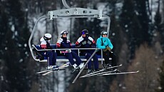 Lindsey Vonnová se svým týmem v den tréninku na olympijský sjezd (6. února 2026)