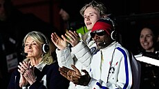 Martha Stewartová, Ilia Malinin a Snoop Dogg tleskají Amber Glennové po krátkém...