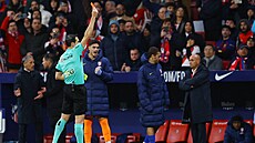 Sudí Juan Martínez ukazuje �ervenou kartu pro Erica Garciu.