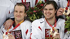 Martin Straka a Jaroslav �pa�ek s bronzovými medailemi v Turín� 2006.