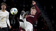 Adam �evínský ze Sparty se natahuje po balonu v zápase s Hradcem Králové.