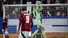 Gólman Jakub Surov�ík ze Sparty v akci.