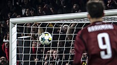 Mí� kon�í v královehradecké brance b�hem zápasu na Spart�.