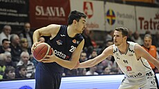 Michal Svoboda z Ostravy hledá cestu kolem Jakuba T�my z Pardubic.