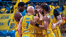 Basketbalisté Opavy b�hem duelu nadstavby s D��ínem.